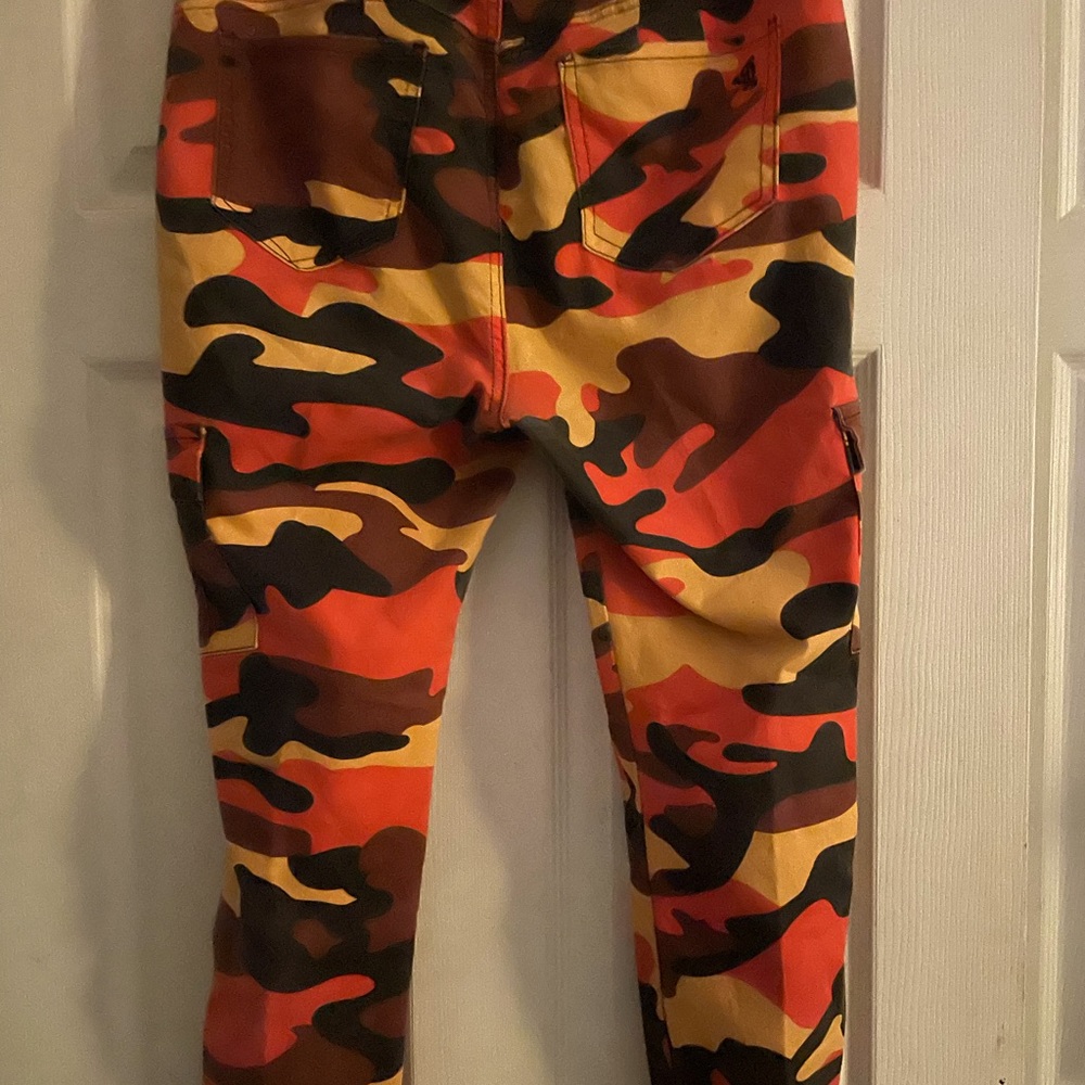 VIP Jeans with two side pockets, two pockets in the front and back.